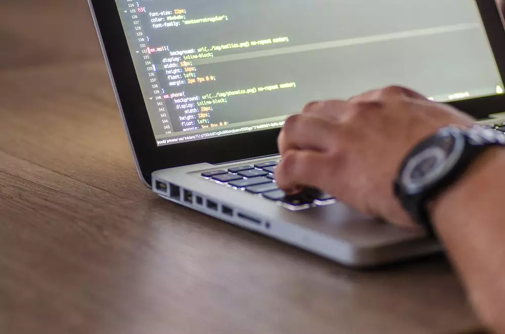 How to design website using HTML